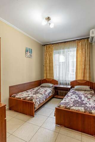 Гостевой дом Амиго Геленджик Cемейный номер с собственной ванной комнатой-3