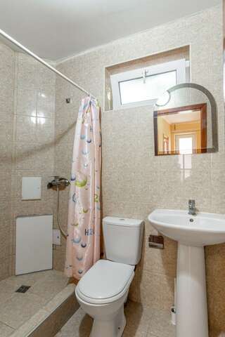 Гостевой дом Амиго Геленджик Cемейный номер с собственной ванной комнатой-13
