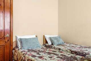 Гостевой дом Амиго Геленджик Трехместный номер с душем-1