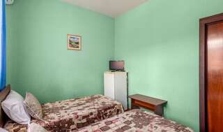 Гостевой дом Амиго Геленджик Двухместный номер с 2 отдельными кроватями и душем-3