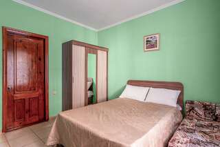 Гостевой дом Амиго Геленджик Cемейный номер с собственной ванной комнатой-8