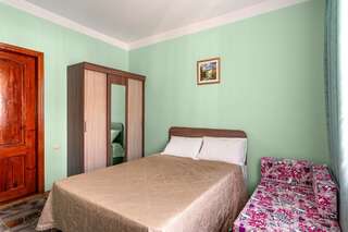 Гостевой дом Амиго Геленджик Трехместный номер, С общим душем и туалетом на 2 номера-4