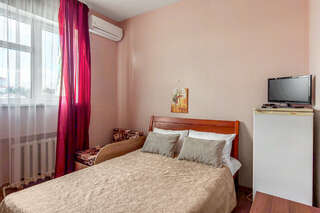 Гостевой дом Амиго Геленджик Трехместный номер с видом на город-1